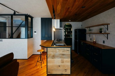 キッチン (家事動線が完璧なモダンブリックスタイルの二世帯住宅)