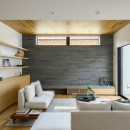 禅味を帯びる家の写真 石材と木材の豊かな質感