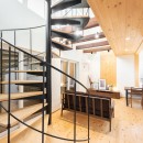 戸建て性能向上リノベーション実証プロジェクト「for LONG名古屋の家」の写真 螺旋階段