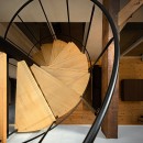戸建て性能向上リノベーション実証プロジェクト「for LONG名古屋の家」の写真 螺旋階段を上から