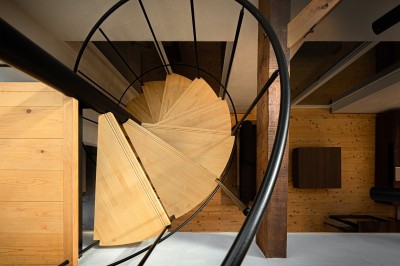 螺旋階段を上から (戸建て性能向上リノベーション実証プロジェクト「for LONG名古屋の家」)