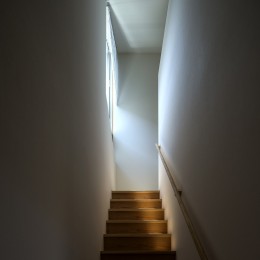 階段 (athena｜回遊性のある平屋に階段を二つ加え、立体回遊にしながら南北に風や視線の抜ける間取りを考える)