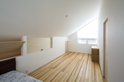 寝室 (athena｜回遊性のある平屋に階段を二つ加え、立体回遊にしながら南北に風や視線の抜ける間取りを考える)