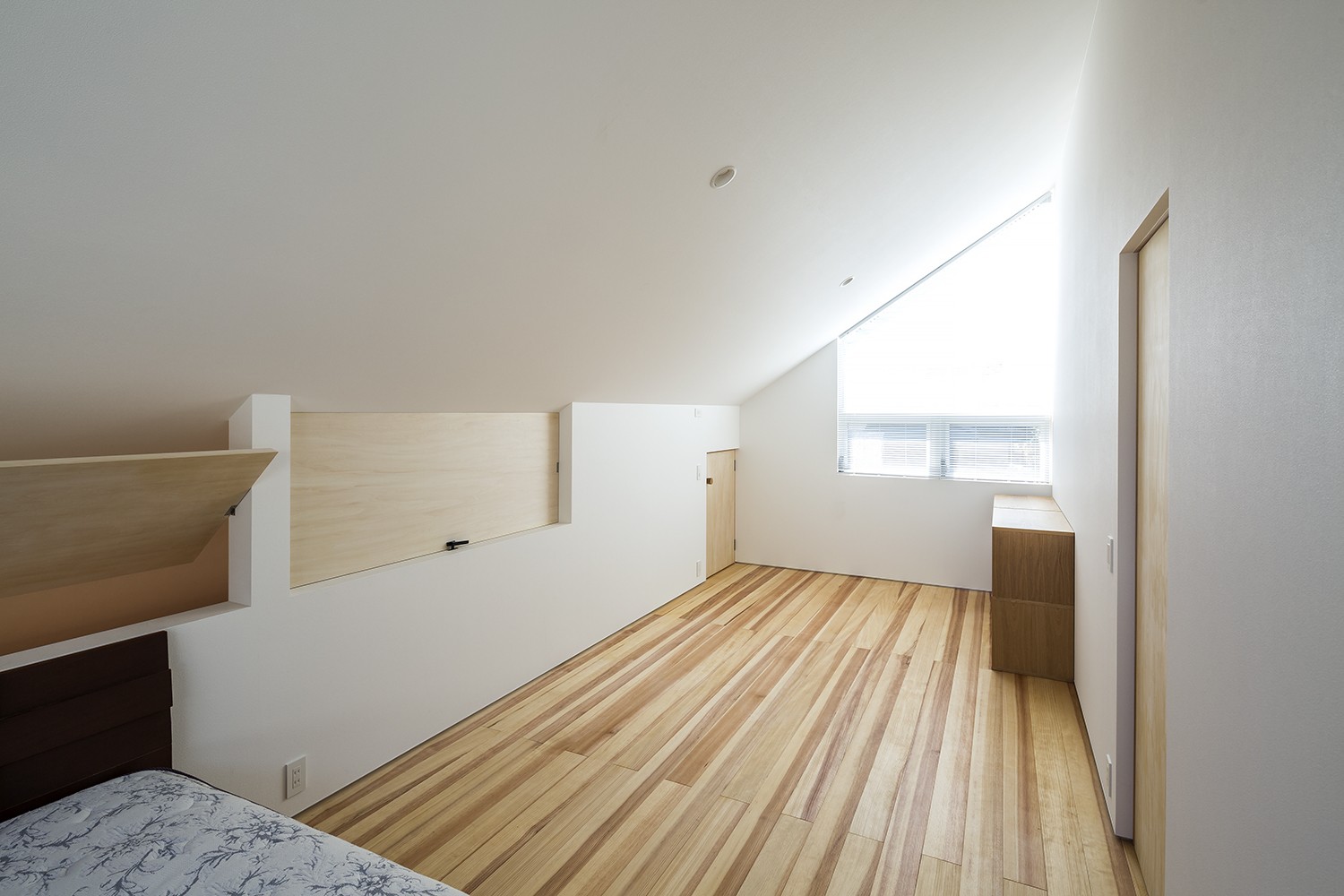 ベッドルーム事例：寝室（athena｜回遊性のある平屋に階段を二つ加え、立体回遊にしながら南北に風や視線の抜ける間取りを考える）
