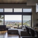 空と海と暮らす家／神奈川県鎌倉市の写真 絶景を望むリビング