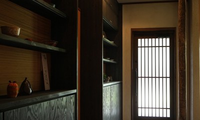 彩庵〜リノベーションで趣味を愉しむ茶室のある暮らしへ〜 (玄関飾り棚)