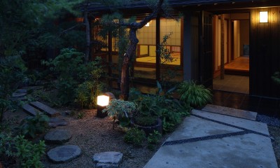 彩庵〜リノベーションで趣味を愉しむ茶室のある暮らしへ〜 (夕景アプローチ)