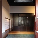 鎌倉谷戸の家ー海外勤務リタイヤ後の住まいの写真 玄関蔵戸を開けると
