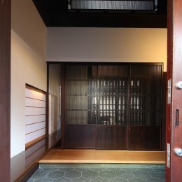 鎌倉谷戸の家ー海外勤務リタイヤ後の住まい-玄関蔵戸を開けると