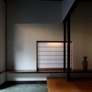 鎌倉谷戸の家ー海外勤務リタイヤ後の住まいの写真 玄関ホール。正面の小窓から帰宅時の車のテールライトを確認します