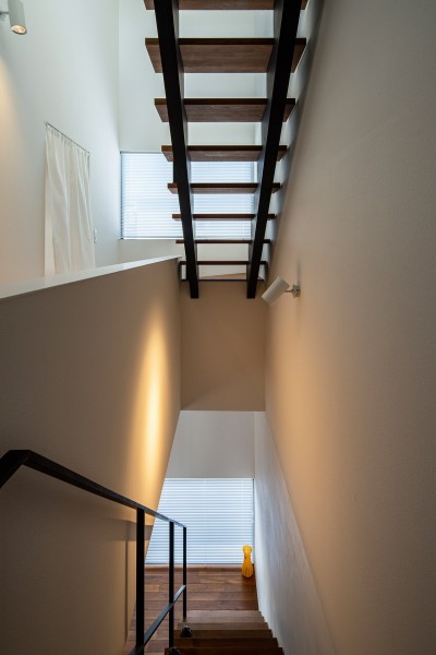 階段 (葉山別荘～タイルとチーク材のコントラストの注文住宅～)