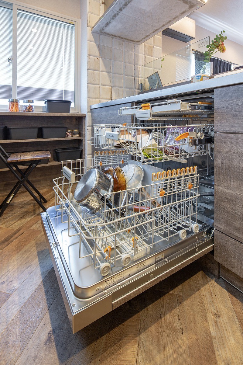 キッチン事例：ミーレ食洗機（好みの内装材で、床の張り方にもこだわって。 デザイン重視のヴィンテージ空間。）
