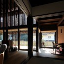 鎌倉谷戸の家ー海外勤務リタイヤ後の住まいの写真 和室から正面に麻雀ルーム、左手にリビングを見る