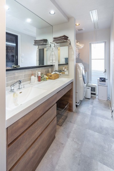 洗面脱衣室 (好みの内装材で、床の張り方にもこだわって。 デザイン重視のヴィンテージ空間。)