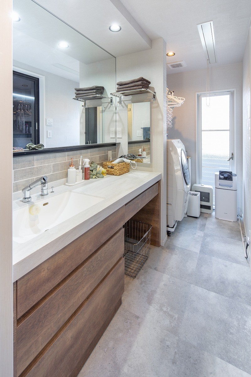 バス/トイレ事例：洗面脱衣室（好みの内装材で、床の張り方にもこだわって。 デザイン重視のヴィンテージ空間。）