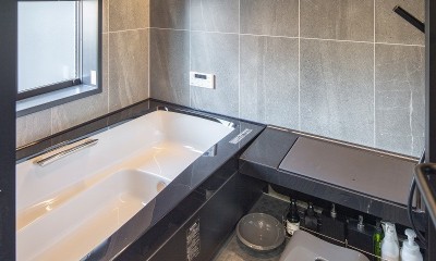 浴室｜好みの内装材で、床の張り方にもこだわって。 デザイン重視のヴィンテージ空間。