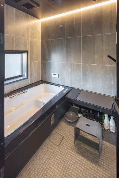 浴室 (好みの内装材で、床の張り方にもこだわって。 デザイン重視のヴィンテージ空間。)