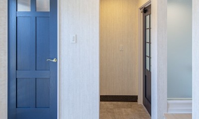 玄関｜好みの内装材で、床の張り方にもこだわって。 デザイン重視のヴィンテージ空間。
