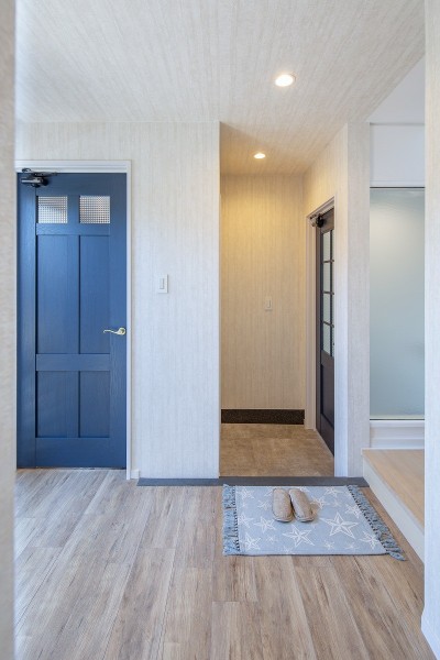 玄関 (好みの内装材で、床の張り方にもこだわって。 デザイン重視のヴィンテージ空間。)
