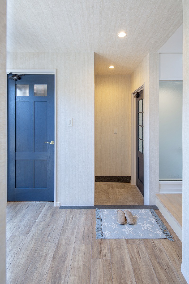 玄関事例：玄関（好みの内装材で、床の張り方にもこだわって。 デザイン重視のヴィンテージ空間。）
