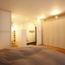 都島のマンションリフォーム／東と西に、開かれた家の写真 寝室
