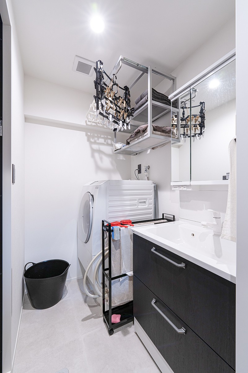 バス/トイレ事例：収納するものもあまり多くないのでシンプルに整えた洗面室。ランドリースペースの機能も備えています（愛猫をめでるセンターデスクと隔離型のダブルワークスペース）