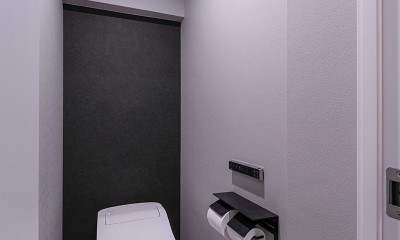 シンプルに徹したモノトーンのトイレ空間｜愛猫をめでるセンターデスクと隔離型のダブルワークスペース