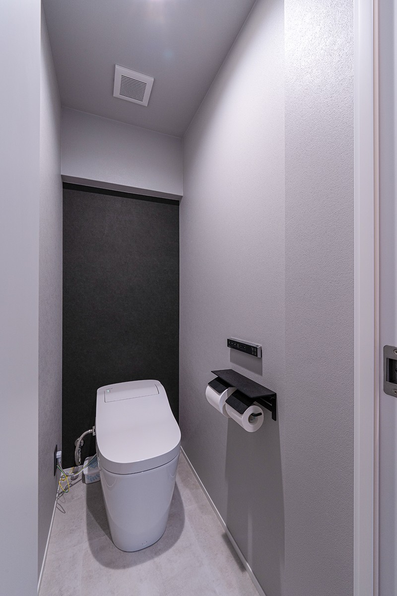バス/トイレ事例：シンプルに徹したモノトーンのトイレ空間（愛猫をめでるセンターデスクと隔離型のダブルワークスペース）