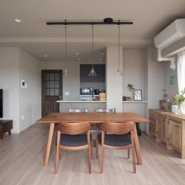 家具もこだわってコーディネート (インパクトある輸入壁紙を効果的に活用。個性的で特別な空間に。)