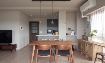 家具もこだわってコーディネート｜インパクトある輸入壁紙を効果的に活用。個性的で特別な空間に。