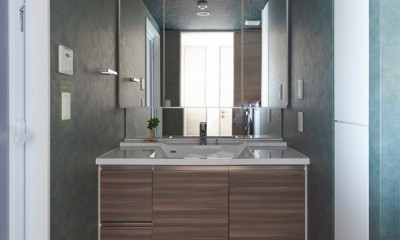 海外のホテルのようにおしゃれな洗面室｜インパクトある輸入壁紙を効果的に活用。個性的で特別な空間に。