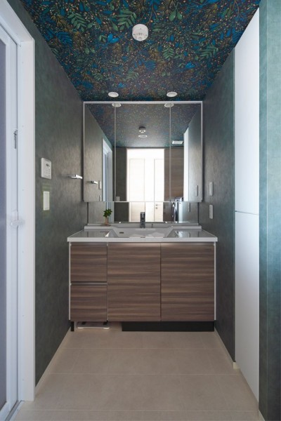 海外のホテルのようにおしゃれな洗面室 (インパクトある輸入壁紙を効果的に活用。個性的で特別な空間に。)