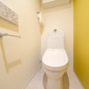 無垢フローリング・木リブパネルが映えるナチュラル住空間の写真 トイレ