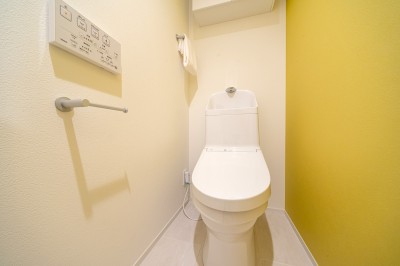 トイレ (無垢フローリング・木リブパネルが映えるナチュラル住空間)