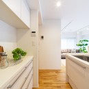 無垢フローリング・木リブパネルが映えるナチュラル住空間の写真 キッチン