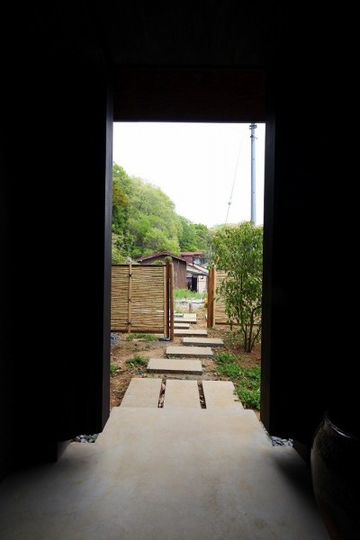 玄関ポーチ（室内側から外のアプローチを見ています） (東京町田Ｓ邸～四神相応の地に建てる～)
