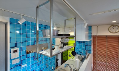 それぞれのマイスペースとLDK (下がり壁を無くしてオープンタイプのステンレスの棚を設置。青のタイルが印象的なオープンキッチン)