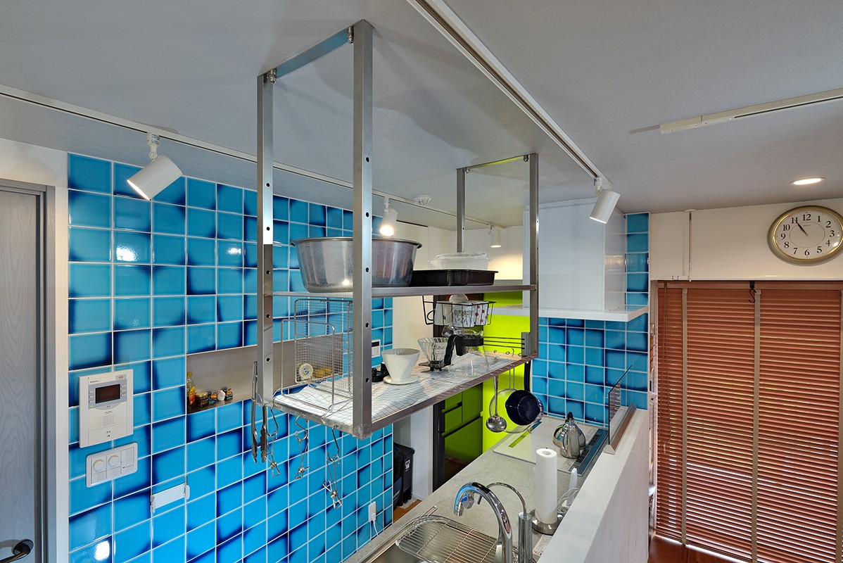 キッチン事例：下がり壁を無くしてオープンタイプのステンレスの棚を設置。青のタイルが印象的なオープンキッチン（それぞれのマイスペースとLDK）