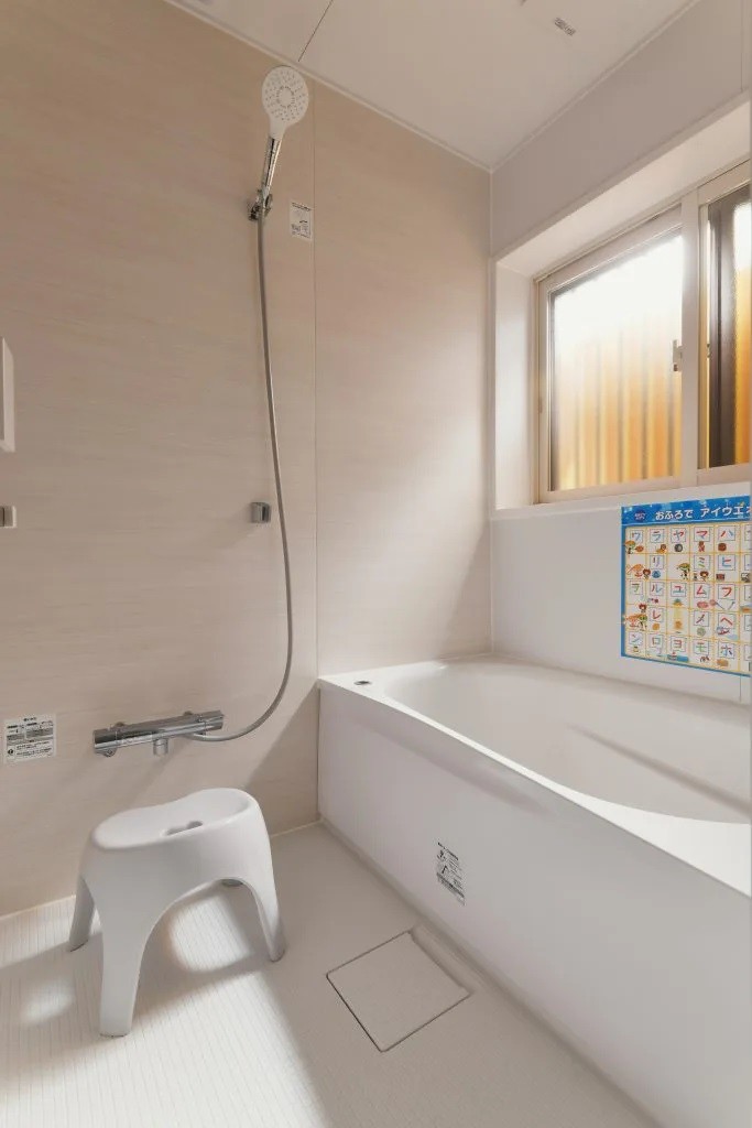 バス/トイレ事例：浴室の窓も二重にして温かく（DIY好きなご夫婦が造る家）