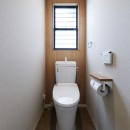 アースカラーが基調のシンプル×ナチュラルな住まいの写真 トイレ