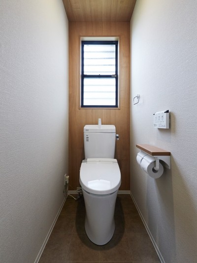 トイレ (アースカラーが基調のシンプル×ナチュラルな住まい)