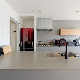R壁の柔らかな空間デザイン (キッチン)