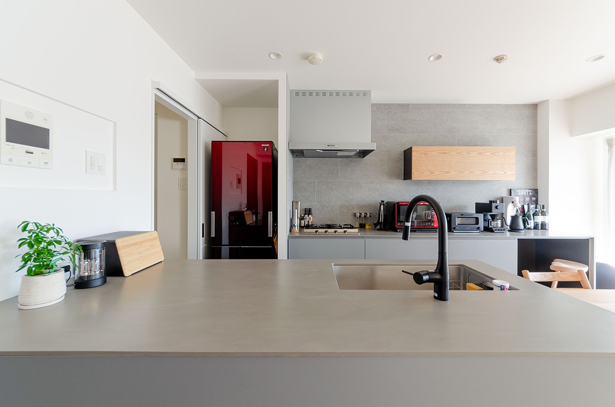 キッチン事例：キッチン（R壁の柔らかな空間デザイン）