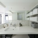 R壁の柔らかな空間デザインの写真 オープン洗面室
