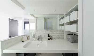 R壁の柔らかな空間デザイン (オープン洗面室)