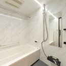 R壁の柔らかな空間デザインの写真 バスルーム