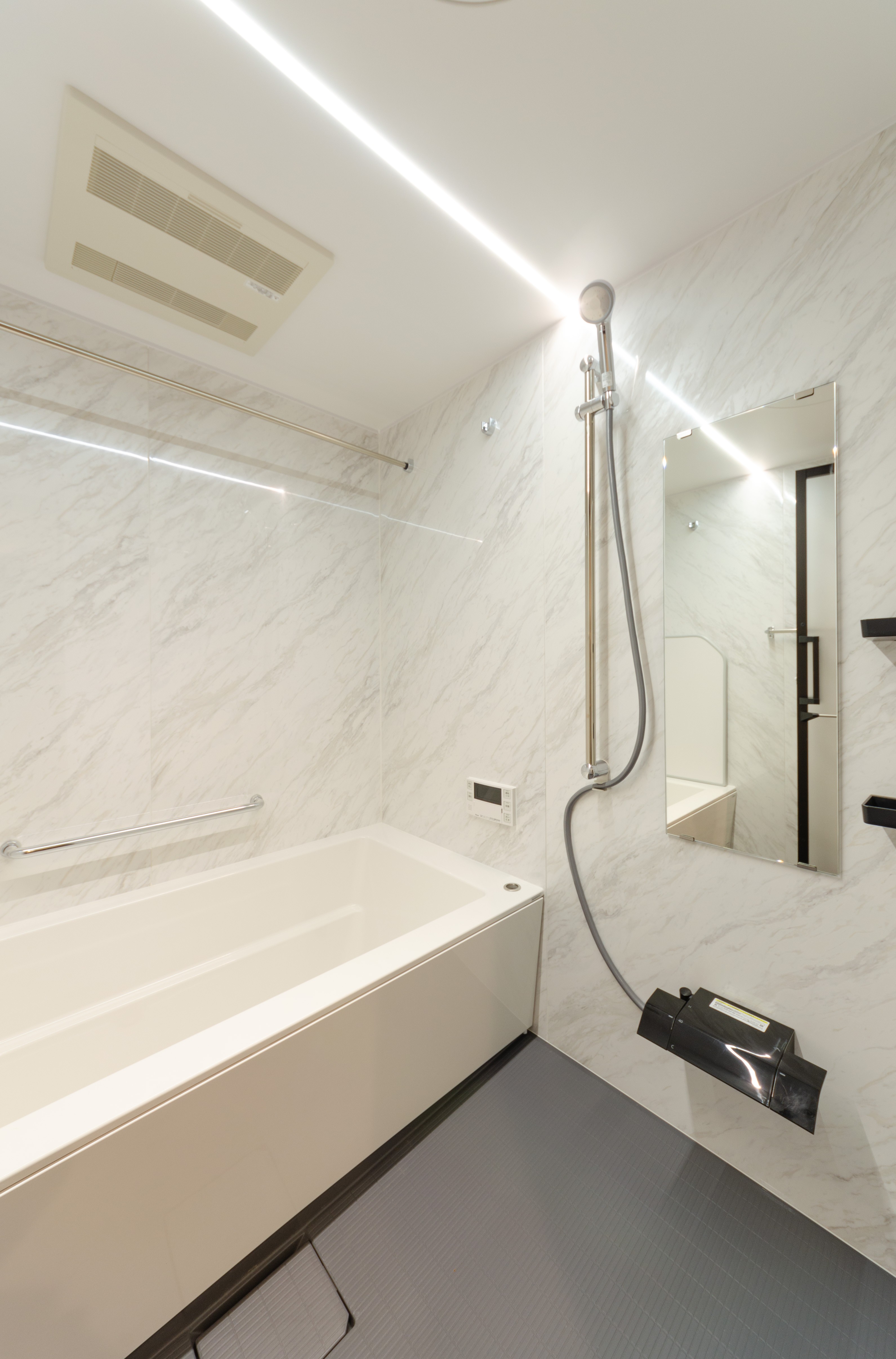 バス/トイレ事例：バスルーム（R壁の柔らかな空間デザイン）