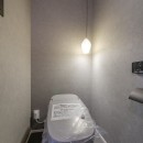 R壁の柔らかな空間デザインの写真 トイレ