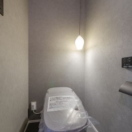 R壁の柔らかな空間デザイン (トイレ)