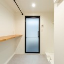 R壁の柔らかな空間デザインの写真 脱衣室